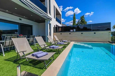 Ferienhaus mit Pool und Meerblick