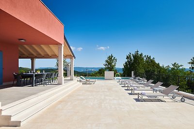 Villa mit Pool und Panoramablick