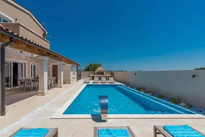 Villa mit Aussenpool