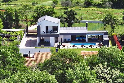 Villa mit Swimmingpool und Spielwiese