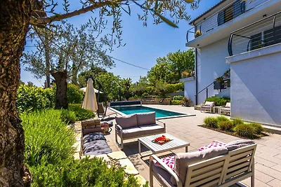 Villa mit Pool in ruhiger Lage