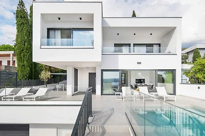 Villa mit Swimmingpool und Meerblick