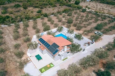 Ferienhaus mit Pool und Grill