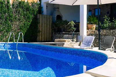 Ferienhaus mit Pool und Blick auf das Meer