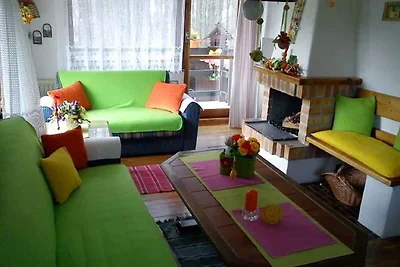 Berghütte im Wald mit Hinterteil