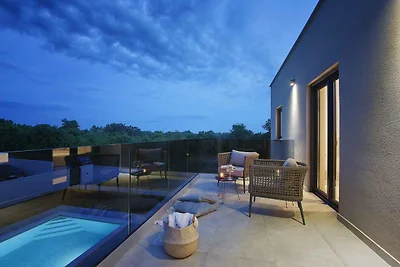 Villa mit Pool und Aussenküche