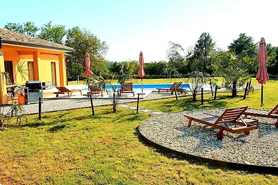 Ferienhaus mit Pool in ruhiger Lage