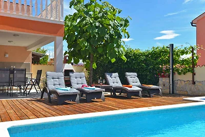Ferienhaus mit Swimmingpool und Gartenküche