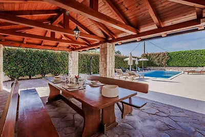 Villa mit Pool für 8 Personen