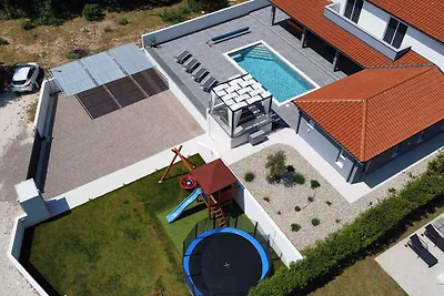 Villa mit Swimmingpool und Kinderspielplatz