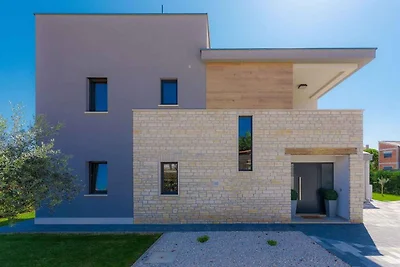 Villa mit Pool, Jacuzzi und Spielfeld