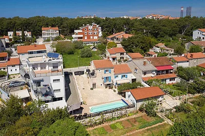 FerienWohnung mit Pool und Sonnenliegen