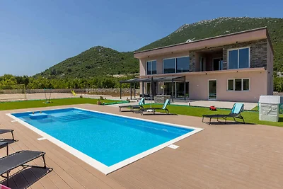 Ferienhaus mit Pool und Klimaanlage