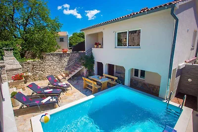 Ferienhaus mit Pool und umzäuntem Garten