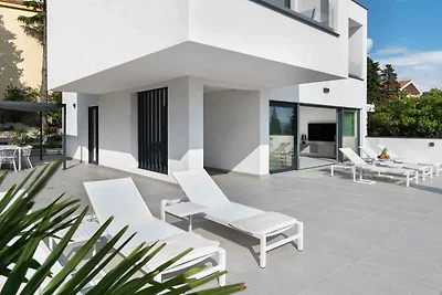 Villa mit Swimmingpool und Meerblick