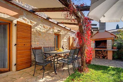 Villa mit Swimmingpool und Kinderspielplatz