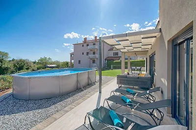 Ferienhaus mit Pool und schönem Garten