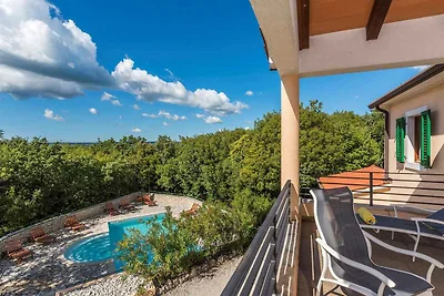 Villa mit Gemeinschaftspool und Garten