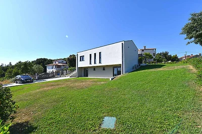 Villa mit Swimmingpool und grossem Garten