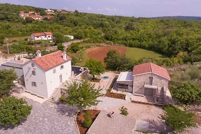 Villa mit Pool und Klimaanlage