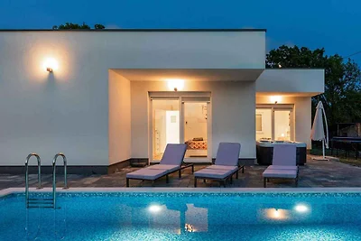 Villa mit Aussenpool und Whirlpool