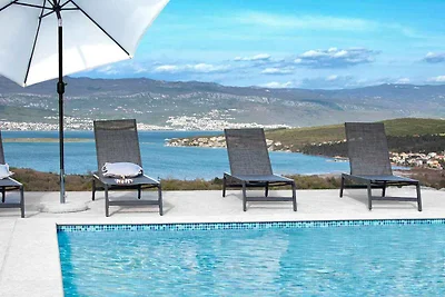 Ferienwohnung mit Pool und Meerausblick