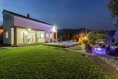 Charmante Villa Ezgeta in Kaštel Novi mit eig