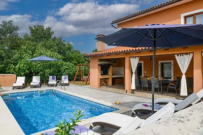 Villa mit Pool und Klimaanlage