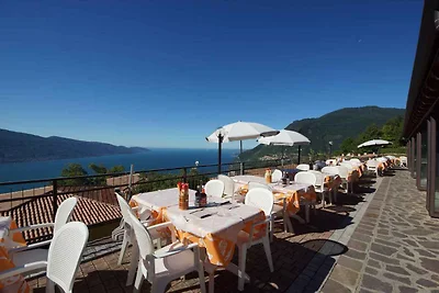 Ferienwohnung mit Seeblick und Pool