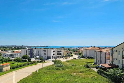 Ferienwohnung mit möbliertem Balkon, Meerblic