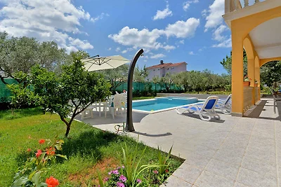 Villa mit Swimmingpool und Sonnenterrasse