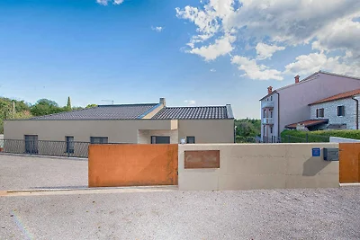 Ferienhaus mit Pool und schönem Garten
