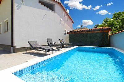 Ferienhaus mit Pool und Klimaanlage