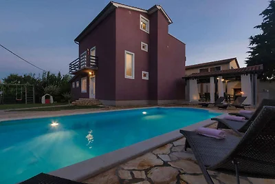Villa mit Swimmingpool, Kinderspielplatz und