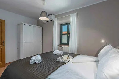 Villa mit Pool, Whirlpool und eingezäunten