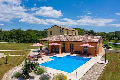 Villa mit Pool und WLAN
