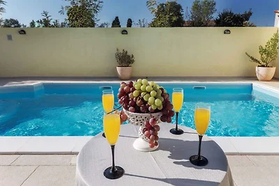 Villa mit Pool und Terrasse