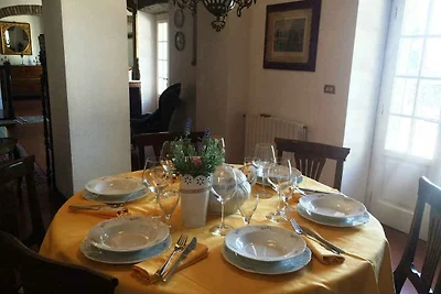 Villa umgeben von Olivenhainen und Pinienwald