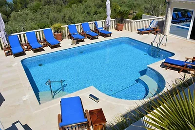 Villa mit Pool und Terrasse
