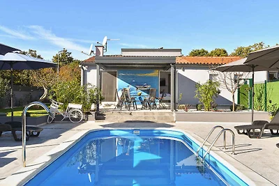 Ferienhaus mit Terrasse und Pool