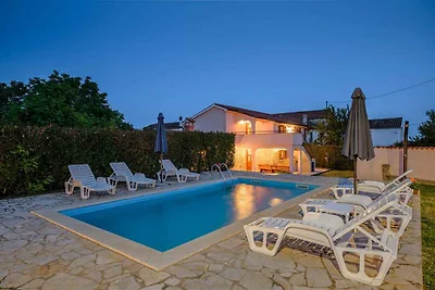 Villa mit Pool und Garten