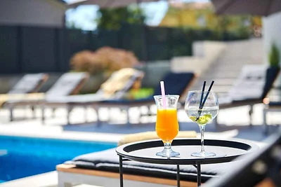 Villa mit Pool und Klimaanlage