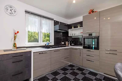 Ferienhaus mit Pool und Garten