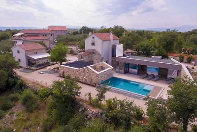Villa mit Pool und Klimaanlage