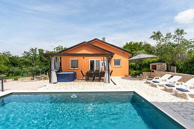 Villa mit grossem Pool und Jacuzzi