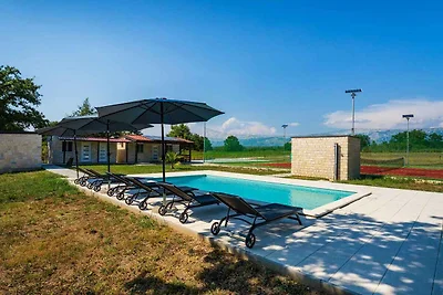 Ferienhaus mit Pool und Tennisplatz