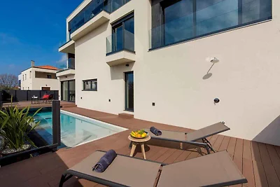 Villa mit Pool in Strandnähe