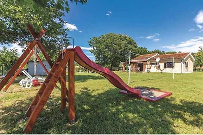 Ferienhaus mit Pool und Garten