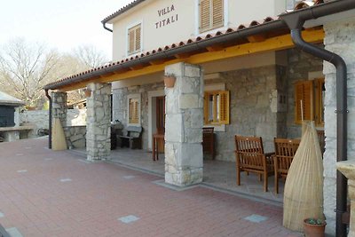 Ferienhaus mit Pool und Sonnenliegen