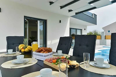 Villa mit Pool und Grill